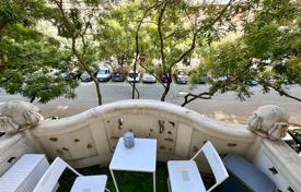 Prestigious historical location. 3-bedroom flat with a balcony and unique views of Liberty Square, just a 1-minute walk from the Parliament. for 1,100,000 €