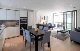 Two-bedroom apartment in a residence with a garden, Southall, London, UK for £549,000