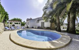 Furnished villa with a swimming pool and terraces, in a quiet area for 445,000 €