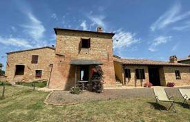 Traditional estate with a forest, a vineyard and an olive grove in Montalcino, Tuscany, Italy for 1,900,000 €