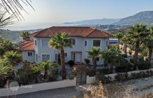 5-bedroom villa 560 m² in Kargicak for 61,081,000 TRY