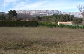 BEAUTIFUL QUIET LAND 2000 M² with magnificent views of Mountains Sainte Victoire for 315,000 €