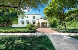 Cozy cottage with a backyard, a sitting area and a garage, Coral Gables, USA for $1,400,000