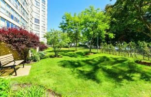 5-bedroom apartment in Lake Shore Boulevard West for C$804,000