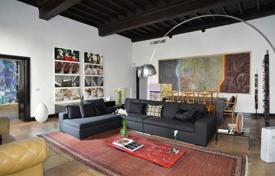 Unique charming apartment with beautiful antique ceilings on a historic street in the center of Rome for 1,300,000 € Unique charming apartment with beautiful antique ceilings on a historic street in the center of Rome for 1,300,000 €