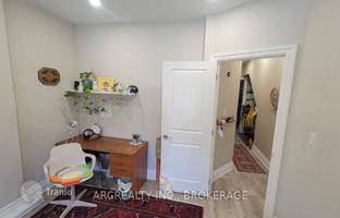 11-bedroom townhouse in Lansdowne Avenue for C$2,033,000