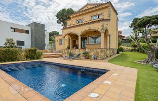 Two-storey villa with a pool and a garden in Lloret de Mar, Spain for 779,000 €