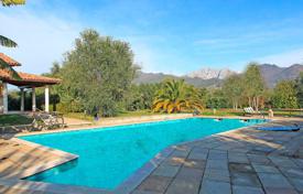 Three-storey villa with a swimming pool, a garden and a parking at 50 meters from the beach, Forte dei Marmi, Italy for 2,600 € per week