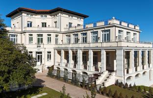 Luxury apartment with lake views in a villa, Desenzano del Garda, Italy for 1,865,000 €