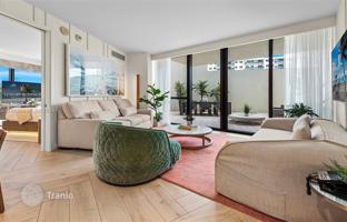 2-bedroom apartments in condo 104 m² in Miami Beach for $3,250,000