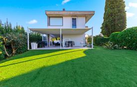 Elegant villa with a garden in an exclusive residential area of ​​Desenzano del Garda, Italy for 950,000 €