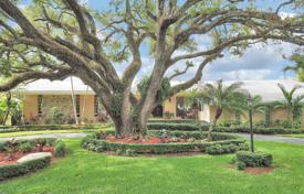 Cozy villa with a backyard, a garden, a swimming pool, a terrace and a garage, Miami, USA for $1,250,000