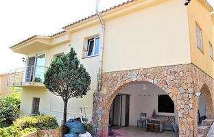 Furnished villa with a garden in a residence with a swimming pool, near the beach, in one of the best areas of LLoret de Mar, Spain for 647,000 €