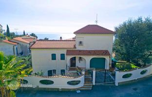 6-bedroom villa 310 m² in Liguria for 975,000 €
