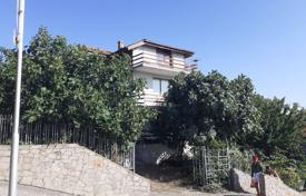 A four-storey house in the center of St. Vlasa, with a magnificent panorama of the sea, 600 m² and a yard of 900 m² for 624,000 €