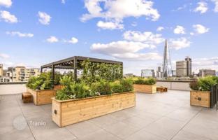 Two-bedroom apartment in a modern residence with a roof-top terrace and a cinema, Southwark, London, UK for £916,000