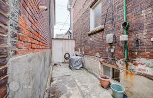 9-bedroom townhouse in Bathurst Street for C$1,791,000
