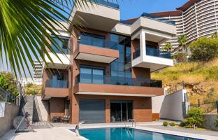 4-bedroom villa 625 m² in Kargicak for 91,622,000 TRY