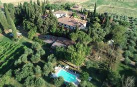 Holiday farm with pool for sale in Foiano della Chiana Tuscany for 690,000 €
