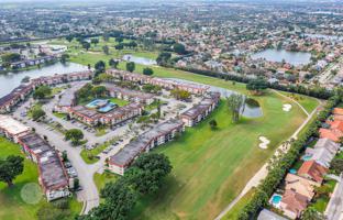 2-bedroom apartments in condo 109 m² in Pembroke Pines for $255,000