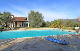 Villa with a swimming pool, a garden and a terrace in a prestigious area, Forte dei Marmi, Italy for 3,600 € per week