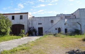 Coastal property for sale in Apulia. Estate with a garden and a sea view, at 1 km from the beach, Presicce, Italy. Can be used as a hotel Coastal property for sale in Apulia. Estate with a garden and a sea view, at 1 km from the beach, Presicce, Italy. Can be used as a hotel