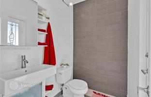 3-bedroom house 298 m² in West End for $1,100,000