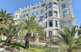 Renovated classic apartment in the center of Cannes, Cote d'Azur, France for 1,980,000 €