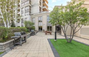 3-bedroom apartment in Etobicoke for C$874,000