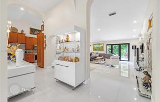 4-bedroom house 243 m² in West End for $925,000