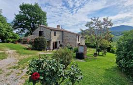 Panoramic farmhouse with 32 ha of land and pool in Val d'Orcia for 1,000,000 €