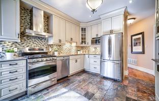 11-bedroom townhouse in Old Toronto for C$2,017,000