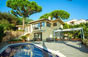 Two-storey villa with a swimming pool in a luxury guarded residence, 300 meters from the beach, Lloret de Mar, Spain for 1,150,000 €