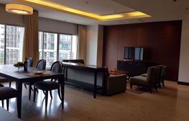 3 bed Condo in Royal Residence Park Lumphini Sub District for $3,800 per week