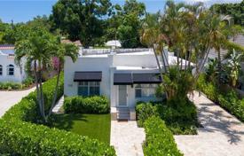Comfortable cottage with a backyard, a terrace and a garage, Fort Lauderdale, USA for $889,000