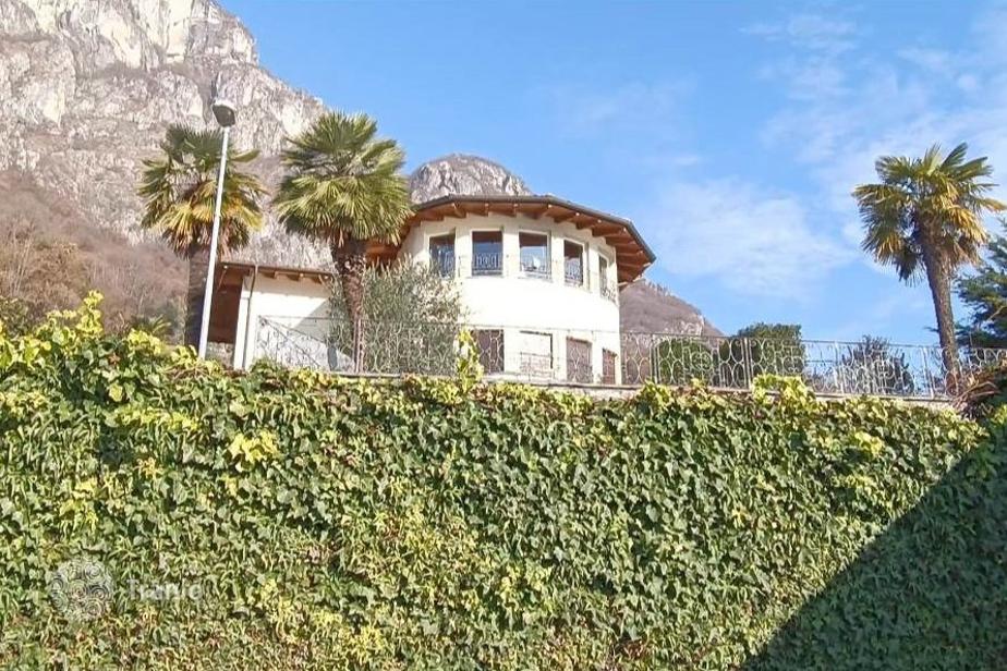 3bedrooms villa for sale in Lake Como for 1,700,000 €, ad 2237098