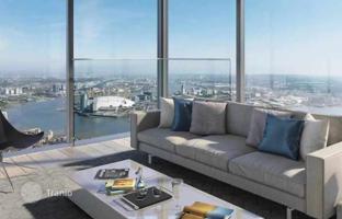 Spacious apartment in a residence with a swimming pool, gardens and panoramic views, Canary Wharf, London, UK for £952,000