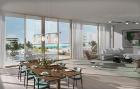 Luxury penthouse with a large terrace, a private entrance and an ocean view in a residence with a roof-top pool with a jacuzzi, Miami Beach for $6,450,000