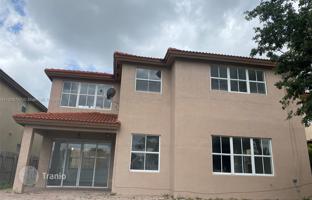 5-bedroom house 392 m² in Doral for $950,000