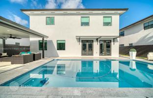 4-bedroom house 366 m² in West End for $1,099,000