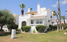 Deatched villa with communal pool and views over Villamartin Golf for 335,000 €