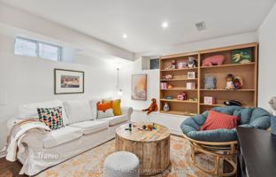 11-bedroom townhouse in Old Toronto for C$2,137,000
