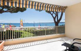 Two-storey apartment with a private garden on the first line from the sea in the port of Palm Beach, Cannes, France for 2,310,000 €