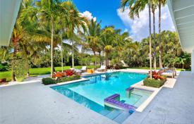 Spacious villa with a backyard, a pool, a sitting area and a garage, Pinecrest, USA for $1,995,000