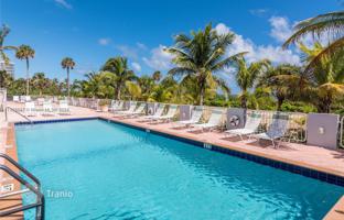 2-bedroom apartments in condo 119 m² in Surfside for $899,000