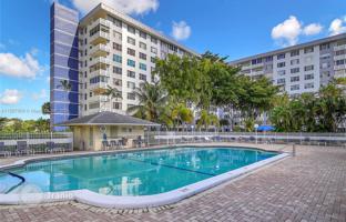 2-bedroom apartments in condo 119 m² in Hollywood for $270,000