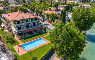 Furnished penthouse with a large terrace and breathtaking views of Lake Garda in Colombare di Sirmione, Italy for 570,000 €