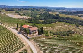 Farmhouse with vineyards for sale in Tuscany for 1,500,000 €