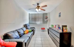 2-bedroom apartments in condo 89 m² in Hallandale Beach for $299,000