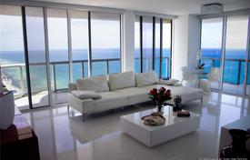 Comfortable apartment with ocean views in a residence on the first line of the beach, Miami Beach, Florida, USA for $1,495,000